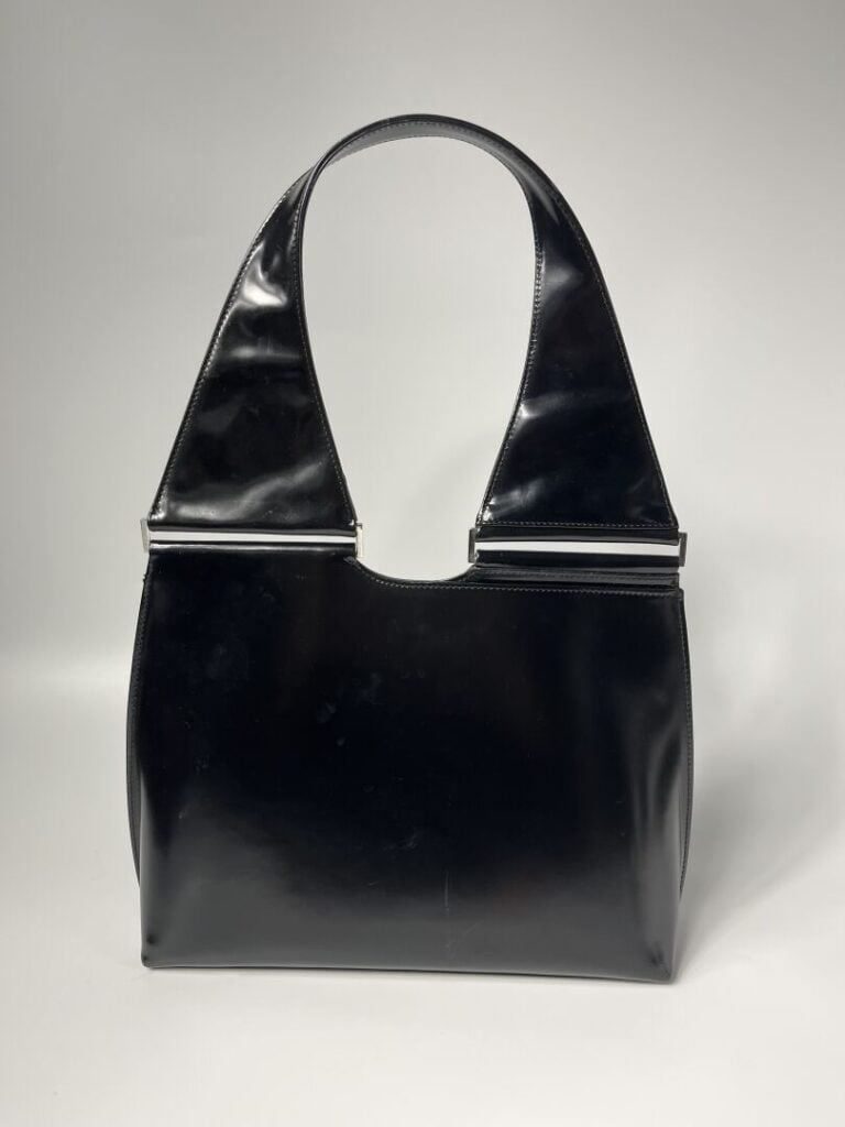 GUCCI - Sac en cuir glaçé noir, anse croisée, garniture en métal argenté. - 22…