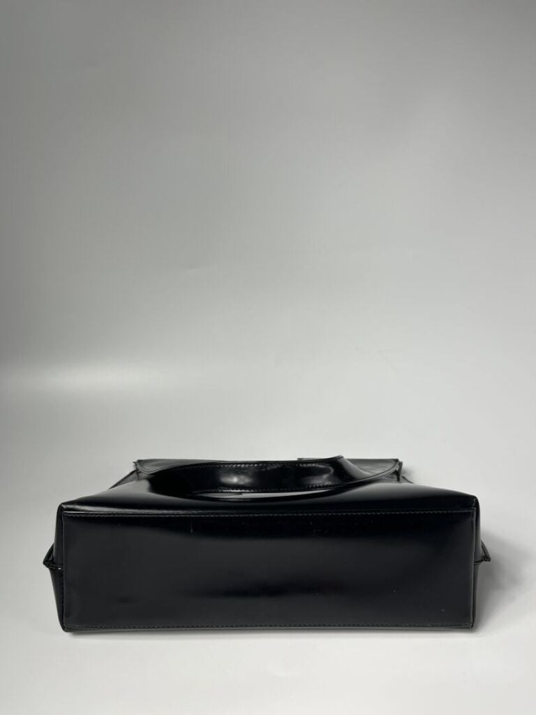 GUCCI - Sac en cuir glaçé noir, anse croisée, garniture en métal argenté. - 22…