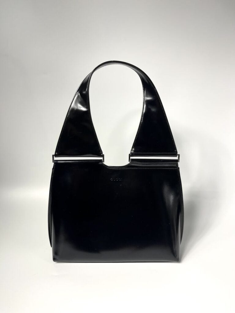 GUCCI - Sac en cuir glaçé noir, anse croisée, garniture en métal argenté. - 22…