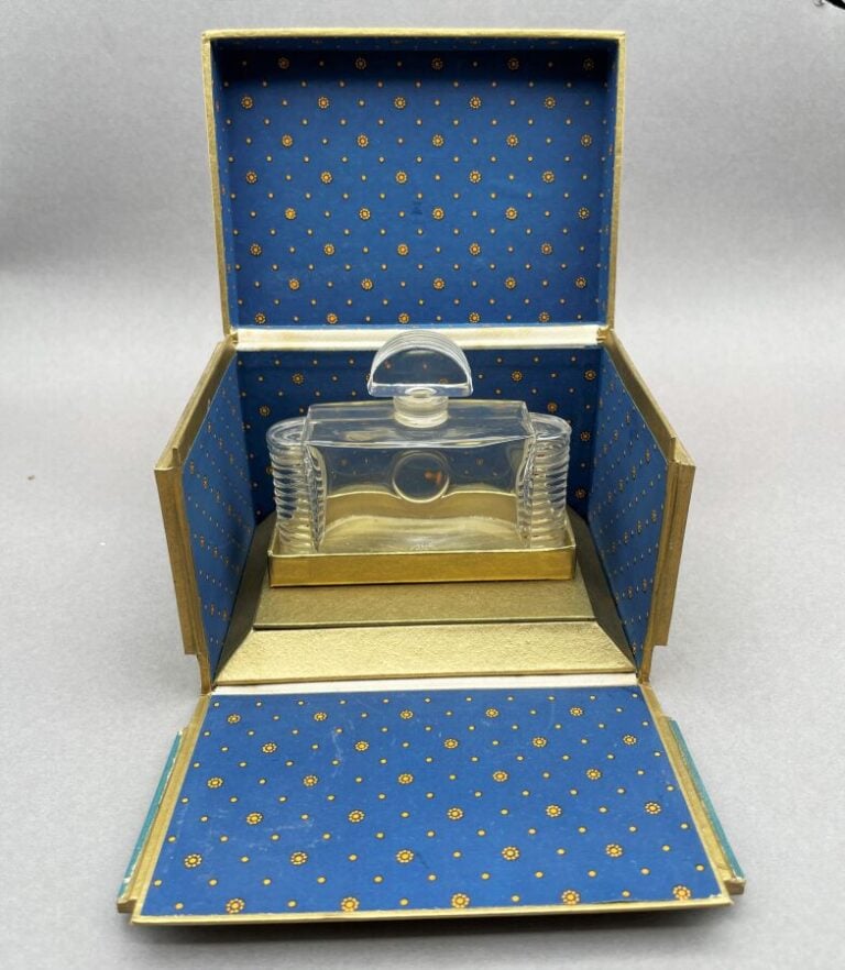 GUELDY, "Les Glycines" , (1950), 2 flacons rectangulaires à épaule semi-circula…