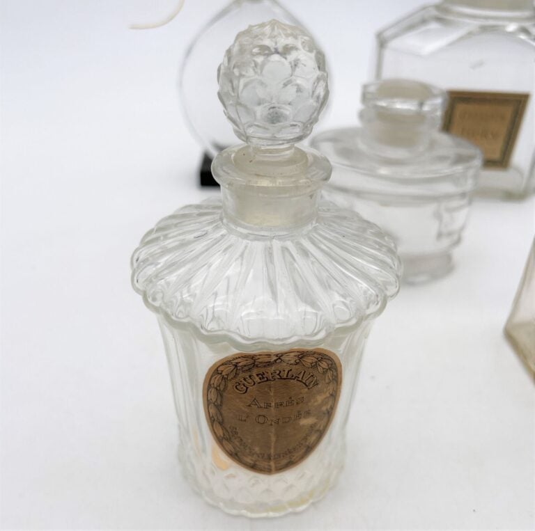 GUERLAIN, 3 flacons : - - "Jicky", flacon Baccarat, bouchon tranche bloqué, H.…