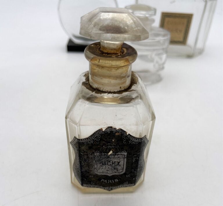 GUERLAIN, 3 flacons : - - "Jicky", flacon Baccarat, bouchon tranche bloqué, H.…