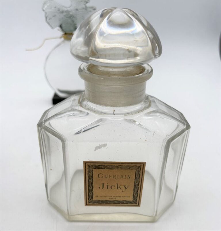 GUERLAIN, 3 flacons : - - "Jicky", flacon Baccarat, bouchon tranche bloqué, H.…