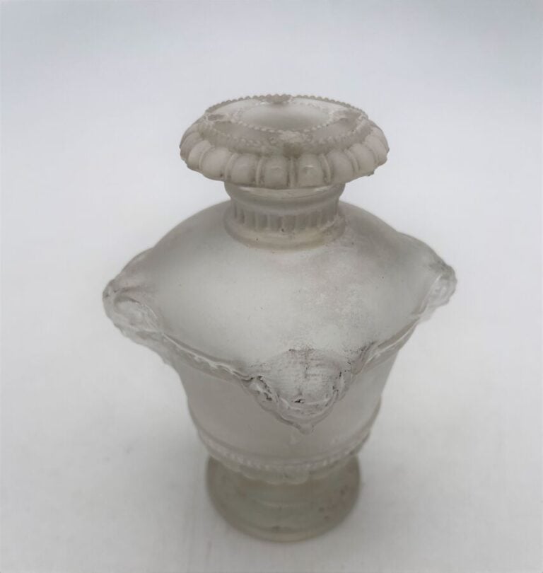 GUERLAIN, "Bouquet de Faunes", 2 flacons de René Lalique, H. 10 cm - (accident…