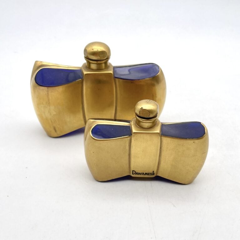 GUERLAIN, "Dawamesk", 2 flacons en Baccarat bleu rehaussé or - H. 5,5 et 7 cm -…