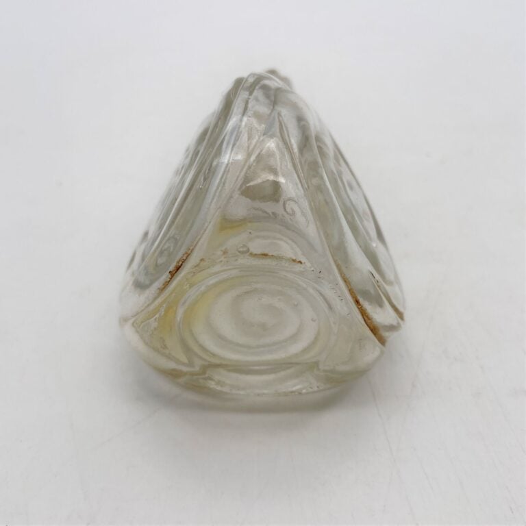 GUERLAIN, "Le mouchoir de Monsieur", (1900), escargot en verre blanc, H. 11 cm
