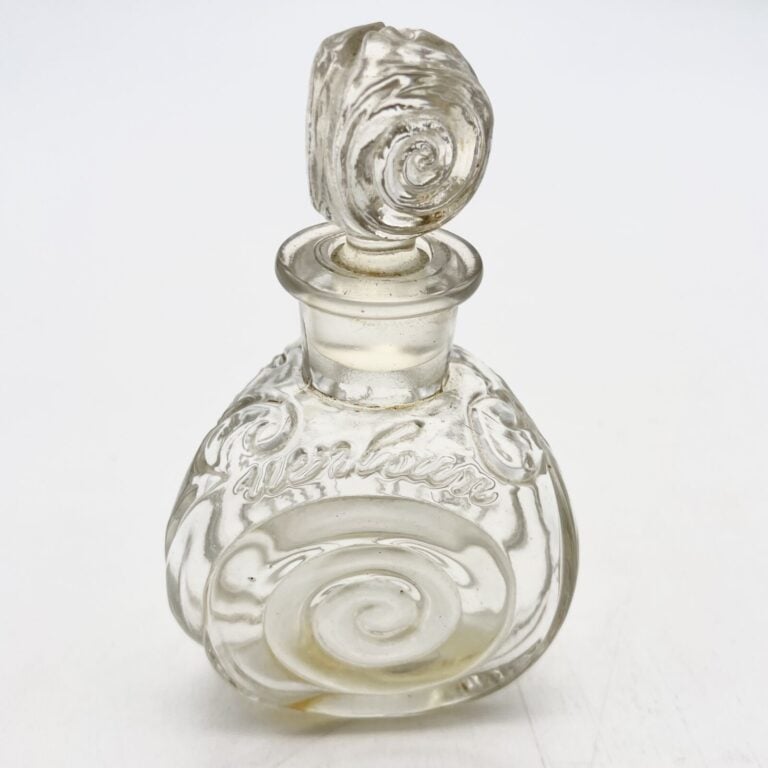 GUERLAIN, "Le mouchoir de Monsieur", (1900), escargot en verre blanc, H. 11 cm