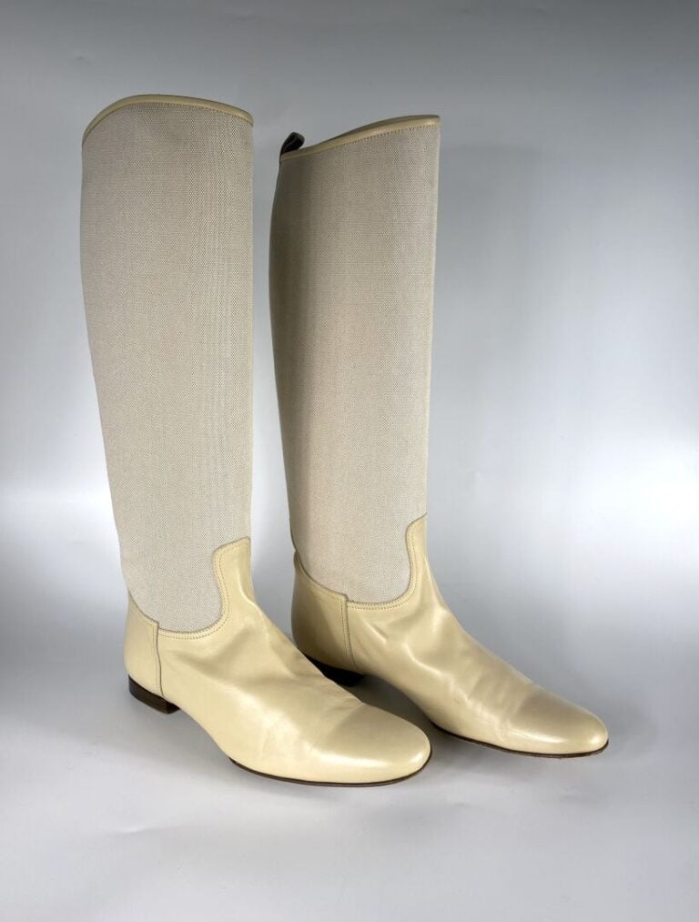 HERMÈS - Bottes jumping en toile beige et cuir écru (Pointure 39, tige 44 cm).…