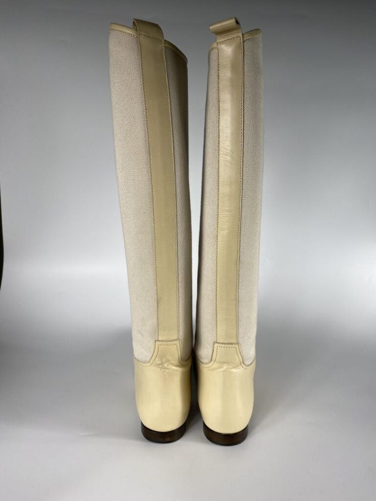 HERMÈS - Bottes jumping en toile beige et cuir écru (Pointure 39, tige 44 cm).…
