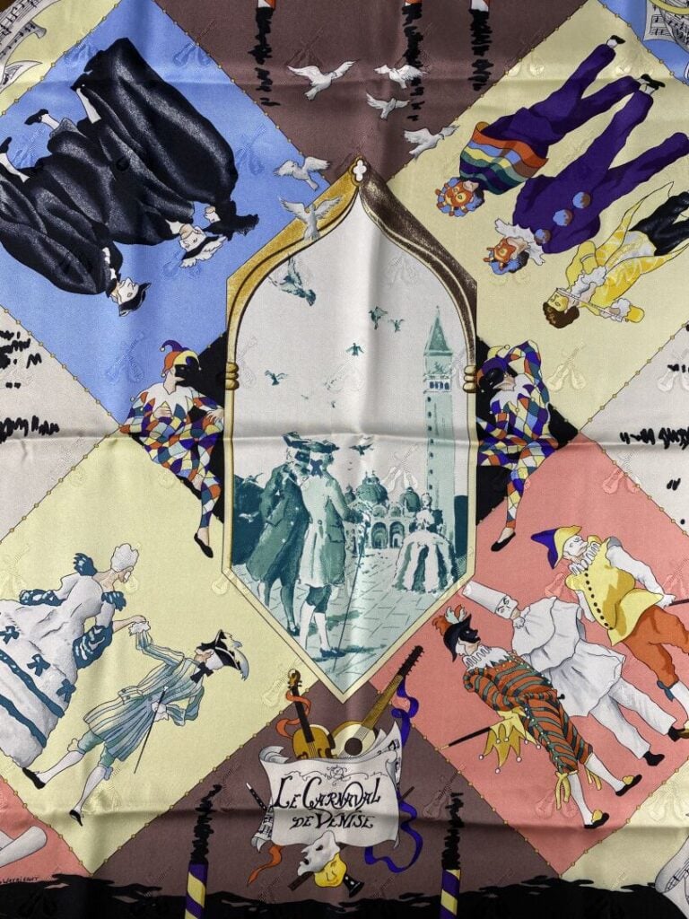 HERMÈS - Carré en twill de soie façonné et imprimé titré "Le canarval de Venise…