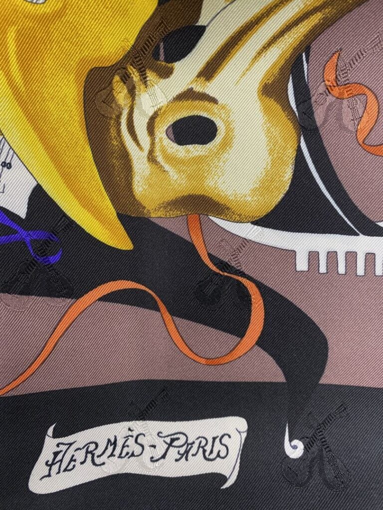 HERMÈS - Carré en twill de soie façonné et imprimé titré "Le canarval de Venise…