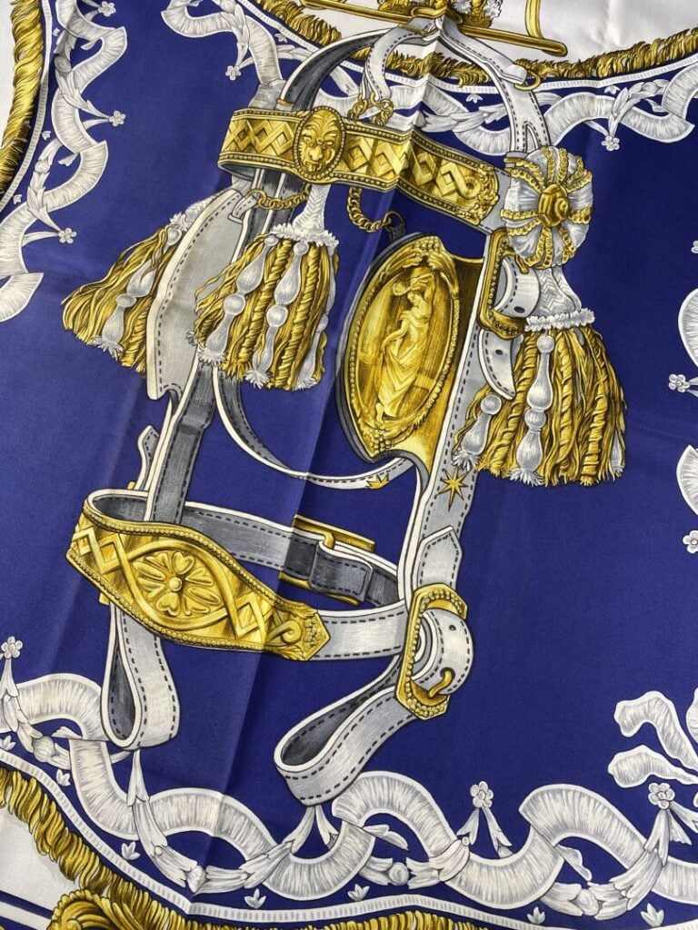 HERMÈS - Carré en twill de soie imprimé titré "Bride de cour" par F. de La Perr…