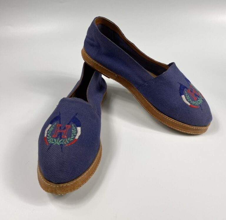 HERMÈS - Paire d'espadrilles en toile bleue brodée, cuir naturel et corde (Poin…