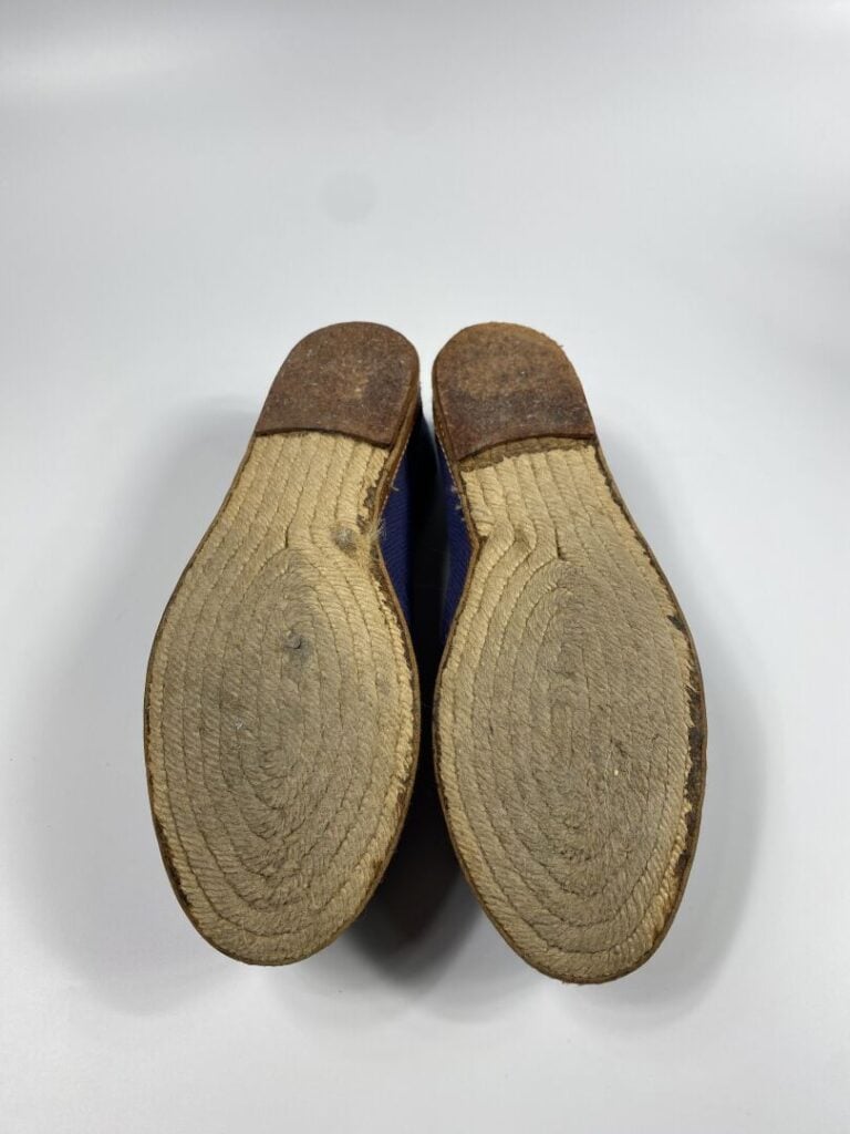 HERMÈS - Paire d'espadrilles en toile bleue brodée, cuir naturel et corde (Poin…