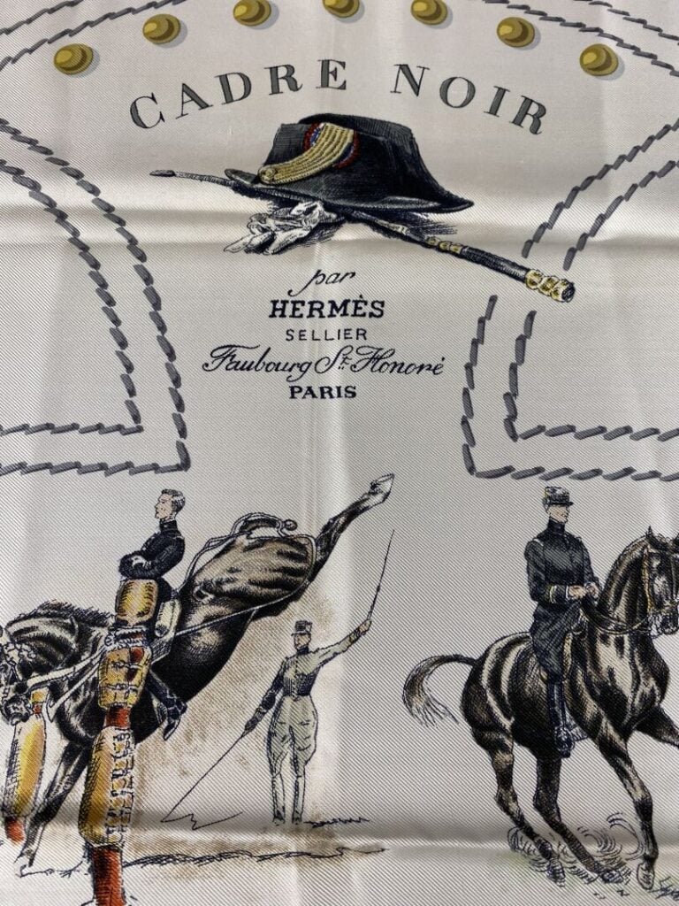 HERMES Paris - Carré en twill de soie imprimé titré "Cadre noir" figurant des m…