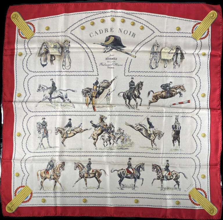 HERMES Paris - Carré en twill de soie imprimé titré "Cadre noir" figurant des m…