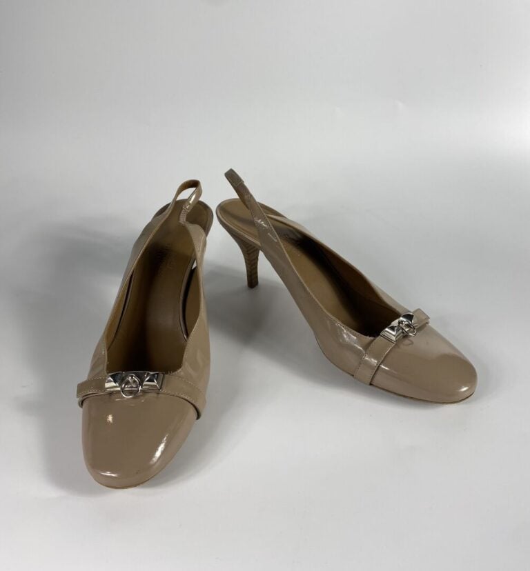 HERMÈS - Sandales « collier de chien » en cuir verni étoupe, bijouterie argenté…