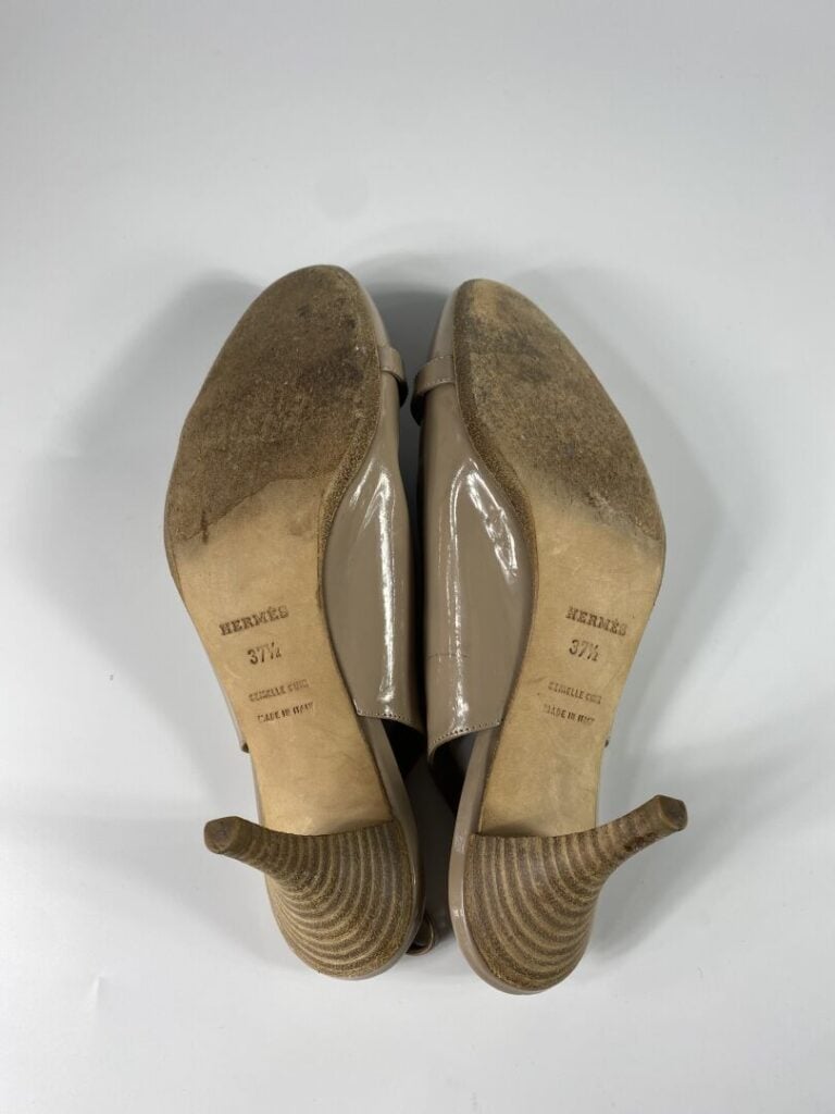 HERMÈS - Sandales « collier de chien » en cuir verni étoupe, bijouterie argenté…