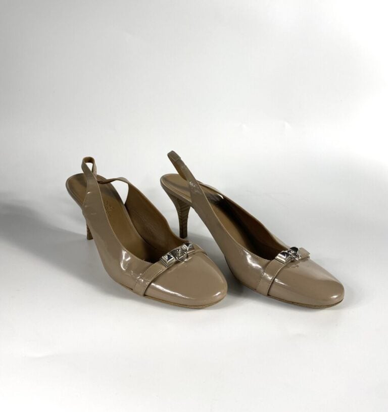 HERMÈS - Sandales « collier de chien » en cuir verni étoupe, bijouterie argenté…