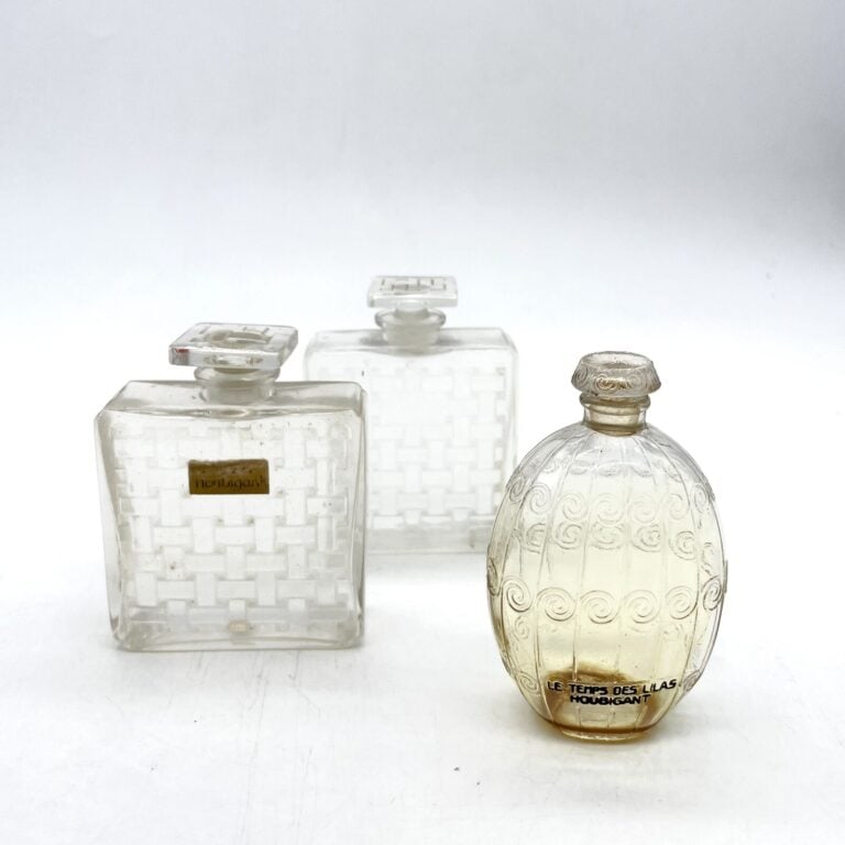 HOUBIGANT, (1920), 3 flacons de René Lalique, dont 2 flacons : - - Le temps des…