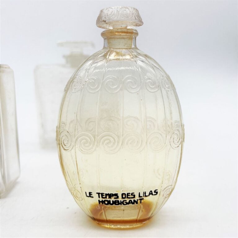 HOUBIGANT, (1920), 3 flacons de René Lalique, dont 2 flacons : - - Le temps des…