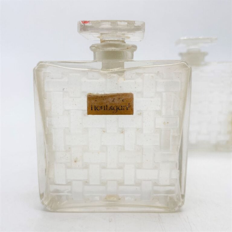 HOUBIGANT, (1920), 3 flacons de René Lalique, dont 2 flacons : - - Le temps des…