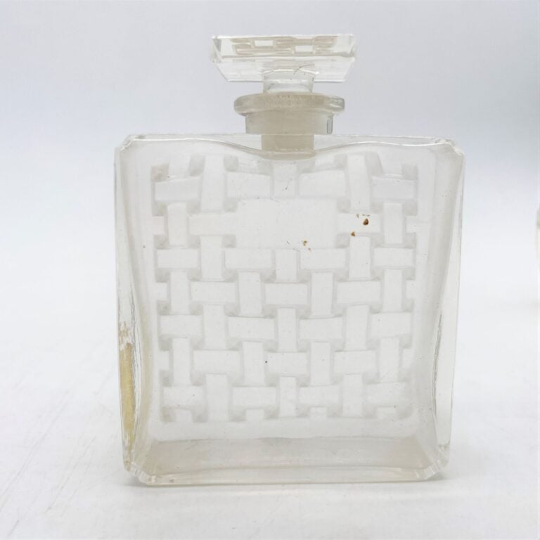 HOUBIGANT, (1920), 3 flacons de René Lalique, dont 2 flacons : - - Le temps des…