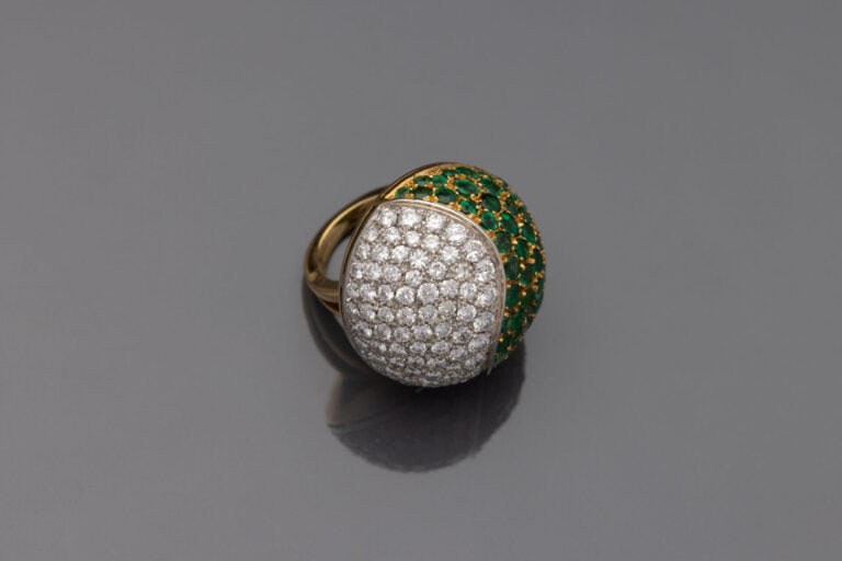 Importante BAGUE " demi-sphère " en platine (min. 800) et or jaune (750), pavés…