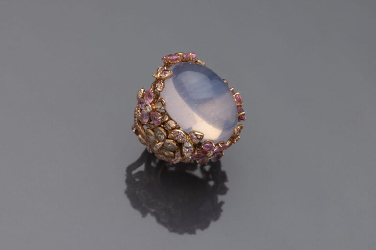 Importante BAGUE en or jaune (750‰) ajouré, serti d'un important cabochon incol…