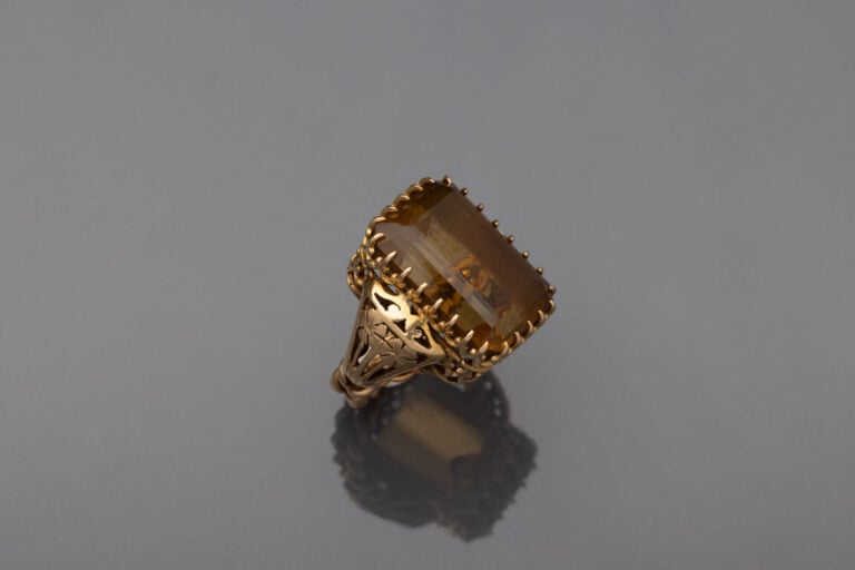 Importante BAGUE en or jaune (750) ajouré, surmontée d'une citrine rectangulair…