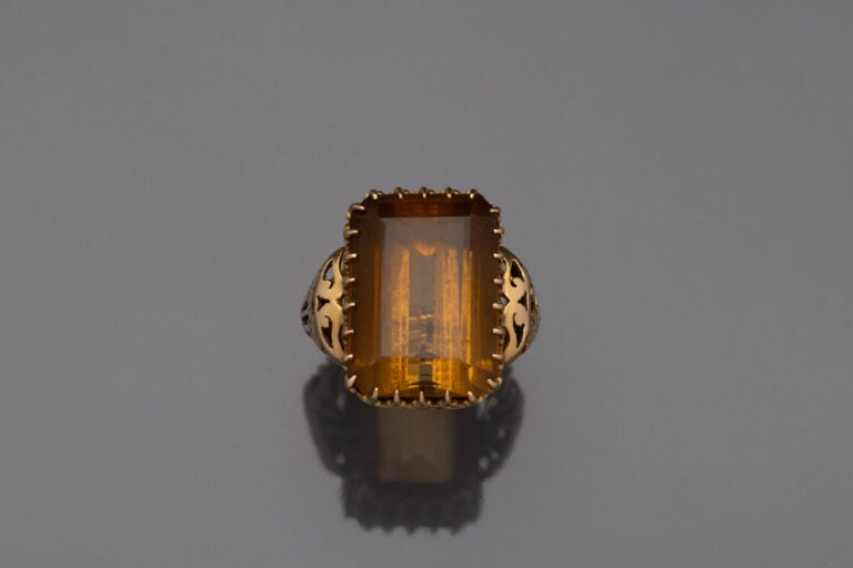 Importante BAGUE en or jaune (750) ajouré, surmontée d'une citrine rectangulair…