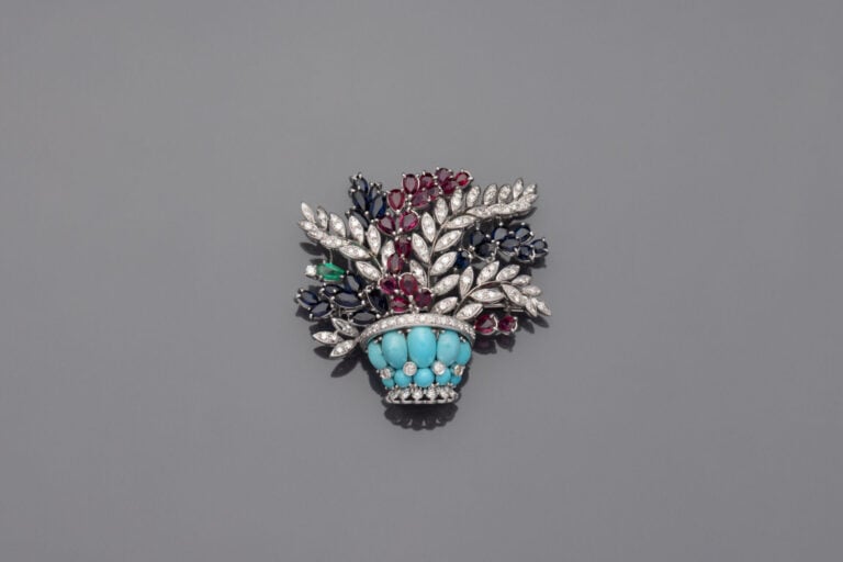 Importante BROCHE "corbeille de feuillages" en or gris (750) serti de diamants…