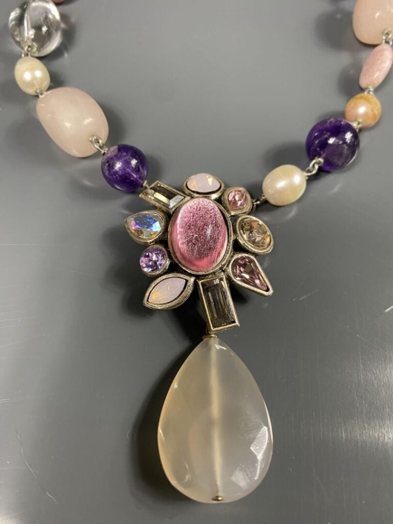 JACQUES FATH - Collier en métal argenté, perles nacrées, perles de verre, quart…