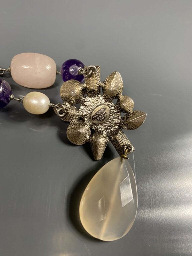 JACQUES FATH - Collier en métal argenté, perles nacrées, perles de verre, quart…