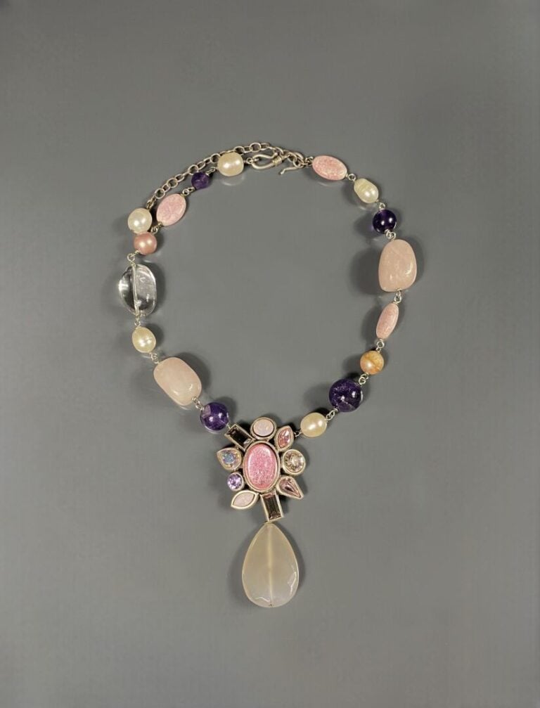 JACQUES FATH - Collier en métal argenté, perles nacrées, perles de verre, quart…