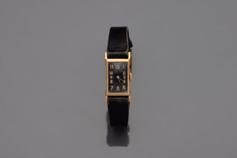 JAEGER LECOULTRE - BRACELET MONTRE rectangulaire de dame, en or jaune (750). Ca…