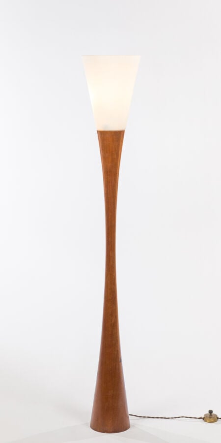 JOSEPH-ANDRÉ MOTTE (1926) - Lampadaire modèle « Diabolo » à fut en bois teinté…