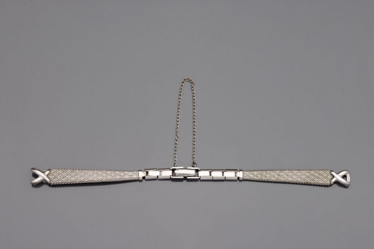 KREISLER USA - Bracelet de montre en or gris (585) à maille rigide plate, signé…
