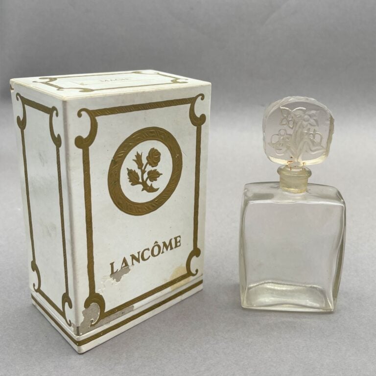 LANCOME, "Magie", (vers 1950), flacon en verre blanc à bouchon émeri gravé de f…