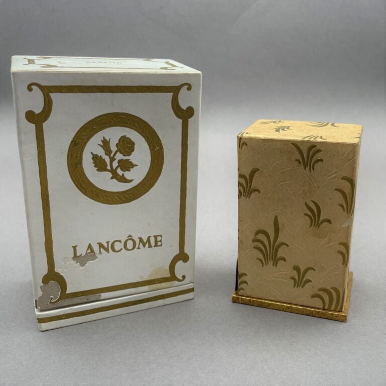 LANCOME, "Magie", (vers 1950), flacon en verre blanc à bouchon émeri gravé de f…