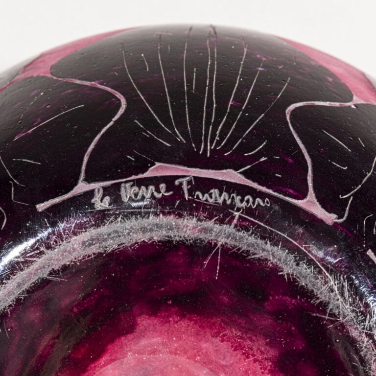 LE VERRE FRANCAIS - Vase de forme sphérique en verre doublé à décor dégagé à l'…