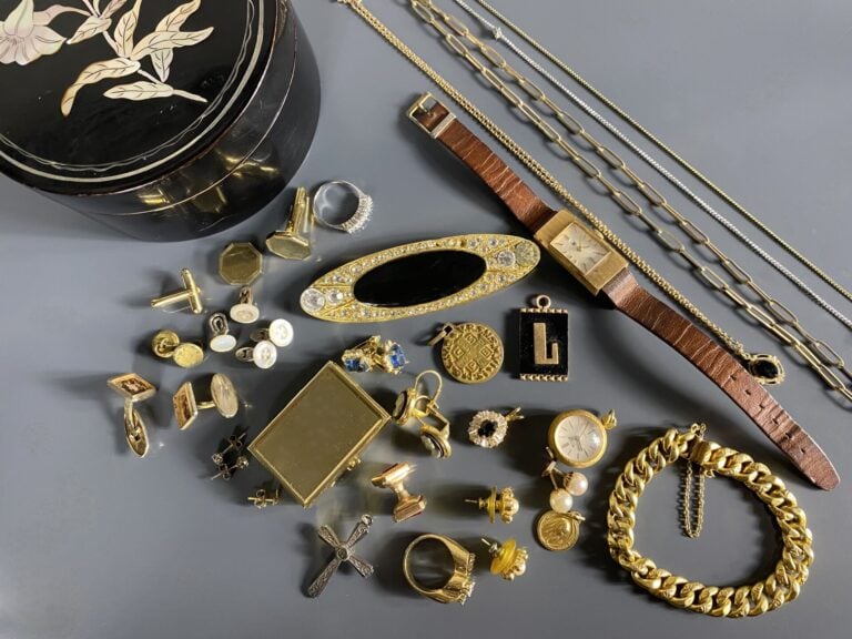 Lot de bijoux fantaisie métal dans une boîte laquée noire