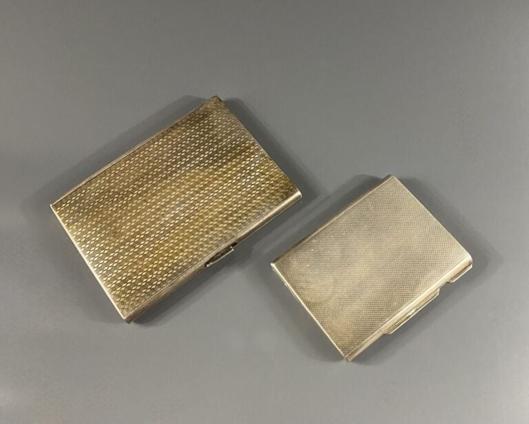 Lot de deux étuis à cigarettes en argent (800) - Poids brut : 106.7 g et 54.1 g…