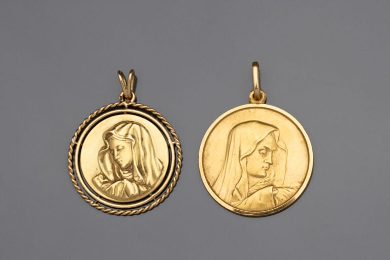 Lot de deux médailles religieuses Vierge en or jaune (750) - Poids total : 25.6…