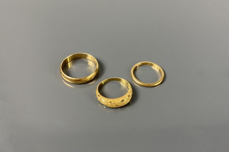 Lot or jaune (750) comprenant deux alliances et une bague jonc à décor guilloch…