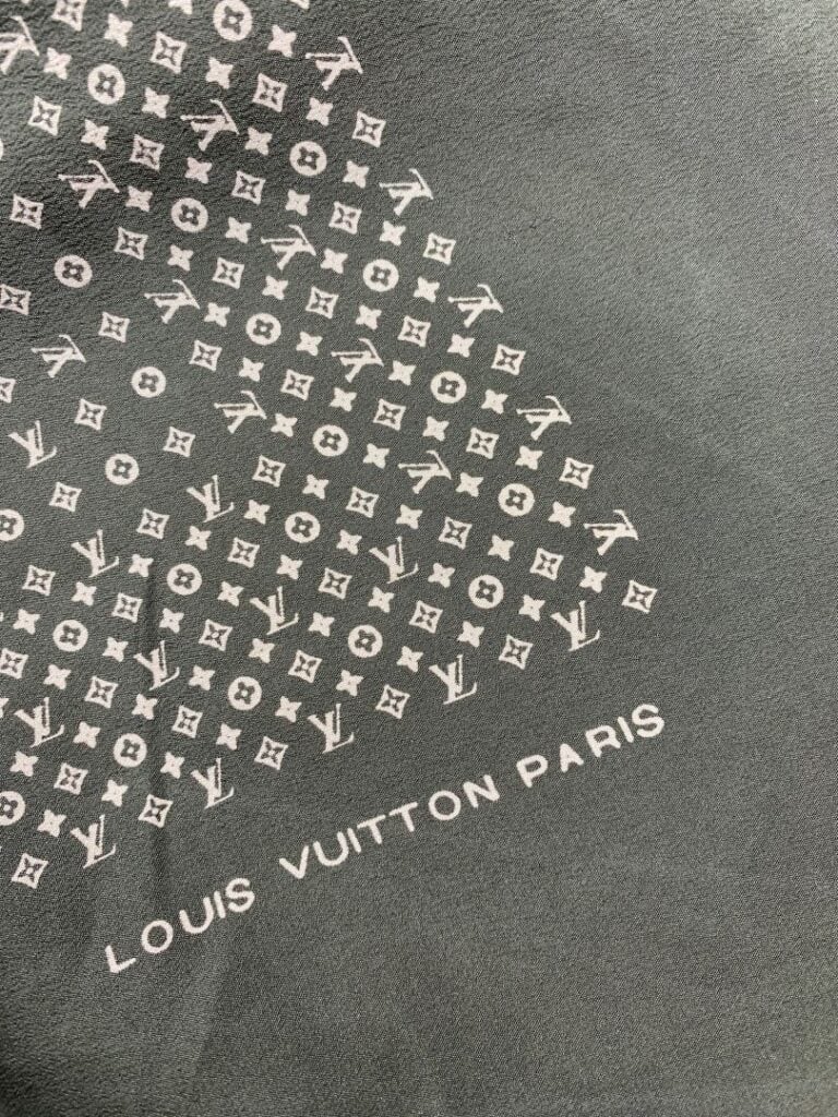 LOUIS VUITTON - Carré de soie vert kaki à décor de monogrammes LV ivoire. - 85/…