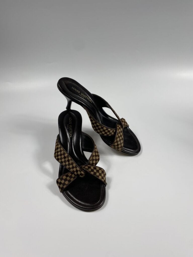LOUIS VUITTON - Paire de mules à petit talon en cuir chocolat et poulain Damier…