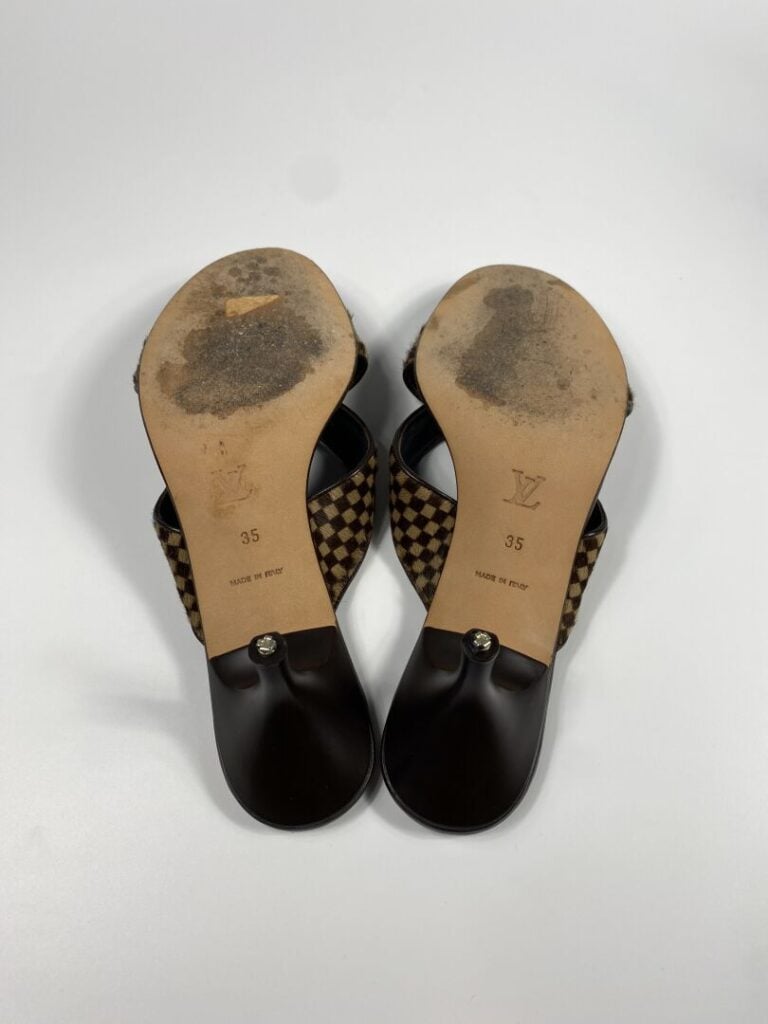 LOUIS VUITTON - Paire de mules à petit talon en cuir chocolat et poulain Damier…