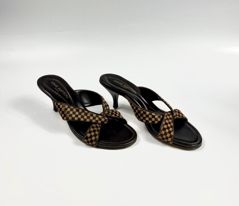 LOUIS VUITTON - Paire de mules à petit talon en cuir chocolat et poulain Damier…