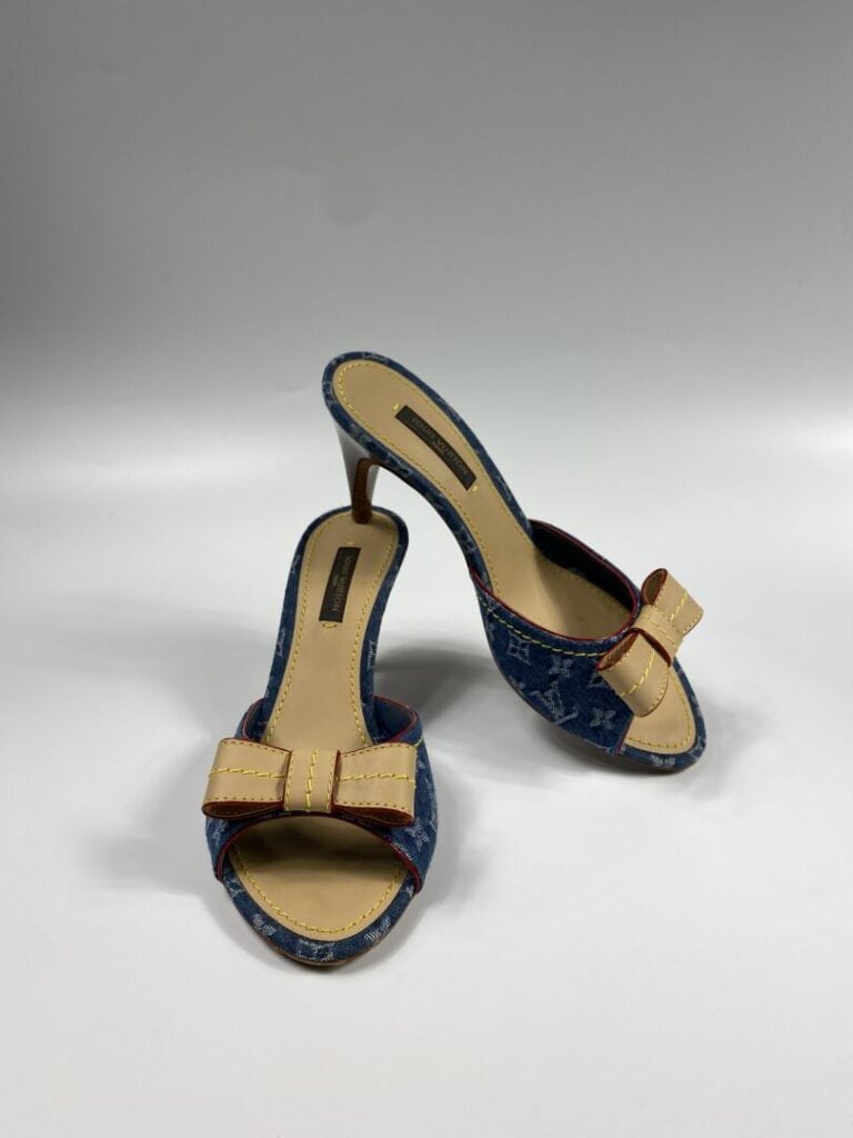 LOUIS VUITTON - Paire de mules à talon en Monogram Denim et cuir naturel, surpi…